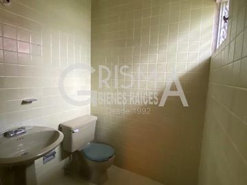 AMPLIA CASA EN VENTA EN COL. JARDINES