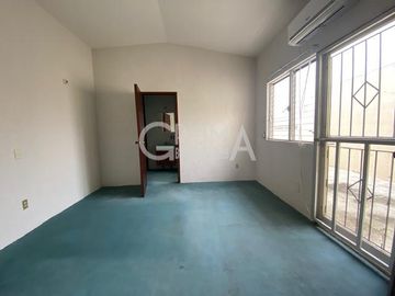AMPLIA CASA EN VENTA EN COL. JARDINES