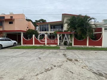 AMPLIA CASA EN VENTA EN COL. JARDINES
