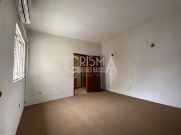 AMPLIA CASA EN VENTA EN COL. JARDINES