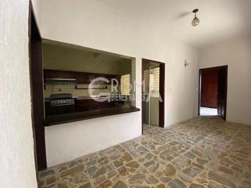 AMPLIA CASA EN VENTA EN COL. JARDINES