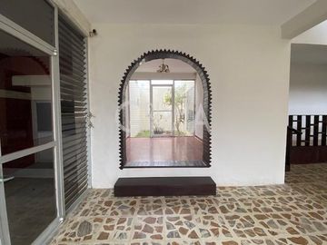 AMPLIA CASA EN VENTA EN COL. JARDINES
