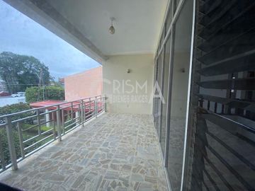 AMPLIA CASA EN VENTA EN COL. JARDINES