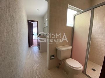 AMPLIA CASA EN VENTA EN COL. JARDINES