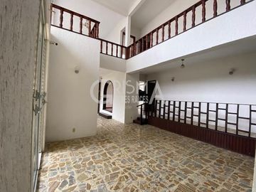AMPLIA CASA EN VENTA EN COL. JARDINES