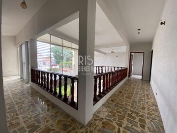 AMPLIA CASA EN VENTA EN COL. JARDINES