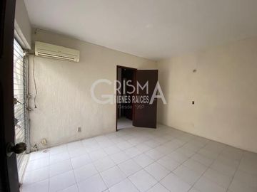 AMPLIA CASA EN VENTA EN COL. JARDINES
