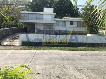 AMPLIA CASA EN VENTA EN FRACCIONAMIENTO JARDINES