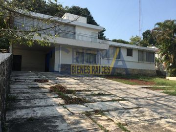 AMPLIA CASA EN VENTA EN FRACCIONAMIENTO JARDINES