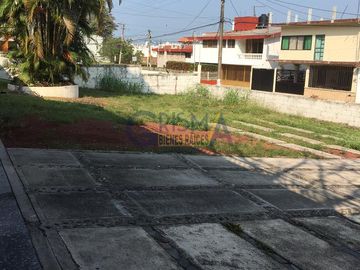 AMPLIA CASA EN VENTA EN FRACCIONAMIENTO JARDINES