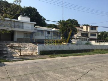 AMPLIA CASA EN VENTA EN FRACCIONAMIENTO JARDINES