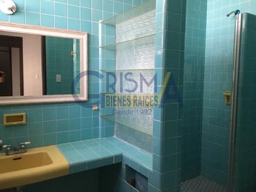 AMPLIA CASA EN VENTA EN FRACCIONAMIENTO JARDINES