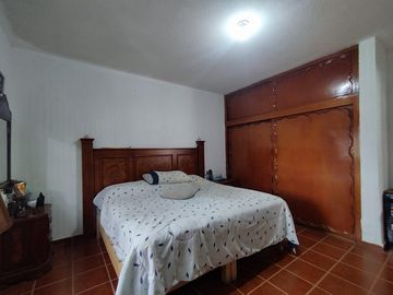 Casa en venta 4 recamaras colonia Hacienda Echeveste León Guanajuato