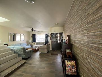CASA EN VENTA EN COL. JARDINES