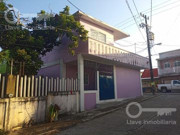 Casa en Venta en calle Gaviotas, esquina Calandrias, Col. Santa Isabel 2da. Etapa, Coatzacoalcos, Ver.