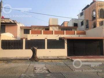 Casa en Venta en calle Nayarit, Col. Petrolera, Coatzacoalcos, Ver.