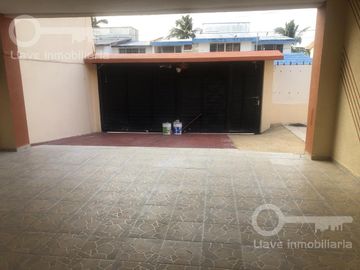 Casa en Venta en calle Nayarit, Col. Petrolera, Coatzacoalcos, Ver.