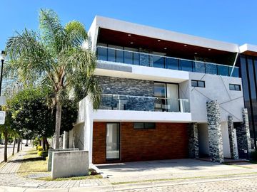 Casa en  venta junto a Chedraui barrio Cascatta.