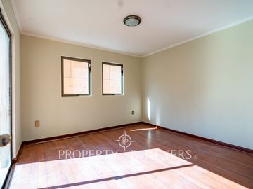 Excelente casa de dos niveles en barrio tranquilo y con excelente conectividad