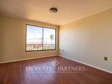 Excelente casa de dos niveles en barrio tranquilo y con excelente conectividad