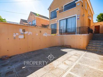 Excelente casa de dos niveles en barrio tranquilo y con excelente conectividad