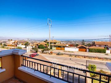 Excelente casa de dos niveles en barrio tranquilo y con excelente conectividad