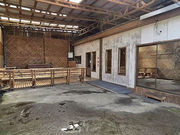 SE VENDE CASA Y AMPLIO TERRENO