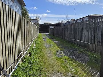 SE VENDE CASA Y AMPLIO TERRENO