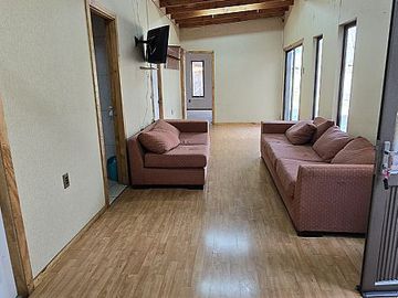SE VENDE CASA Y AMPLIO TERRENO