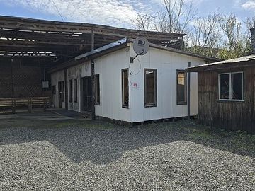 SE VENDE CASA Y AMPLIO TERRENO