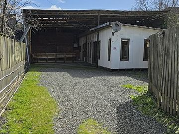 SE VENDE CASA Y AMPLIO TERRENO