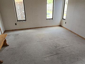 SE VENDE CASA Y AMPLIO TERRENO