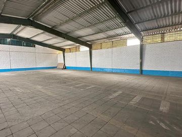 ALQUILO ALMACEN EN EL CALLAO, EN NESTOR GAMBETA 2,220 m2