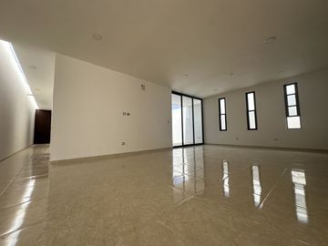 Casa en venta en Real Montejo, de Un piso, 3 rec, 3 baños, alberca
