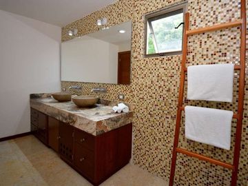 ÚNICA Y EXCEPCIONAL CASA DENTRO DE COMUNIDAD CERRADA