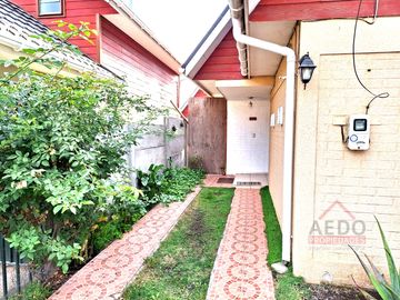 Se Vende Linda Casa Aislada de dos pisos, en Condominio Vall