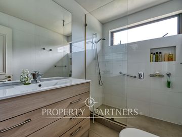 Exclusivo y acogedor departamento en calle cerrada.