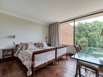 Exclusivo y acogedor departamento en calle cerrada.