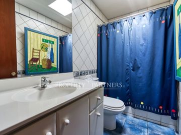 Mediterránea en Los Nogales con gran jardín