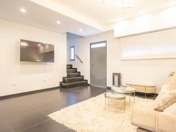 venta casa de 3 dormitorios con terraza y cochera en arroyito