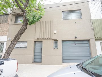 venta casa de 3 dormitorios con terraza y cochera en arroyito