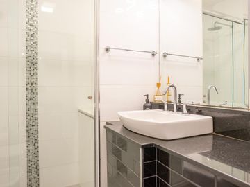 venta casa de 3 dormitorios con terraza y cochera en arroyito