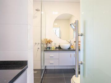 venta casa de 3 dormitorios con terraza y cochera en arroyito