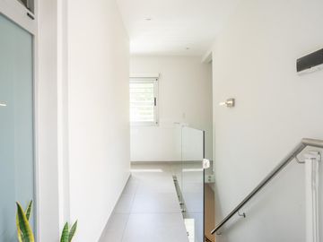 venta casa de 3 dormitorios con terraza y cochera en arroyito