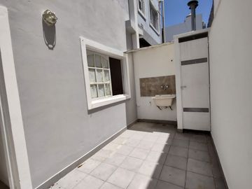Venta PH 2 ambientes con patio en Villa Luzuriaga