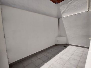Venta PH 2 ambientes con patio en Villa Luzuriaga