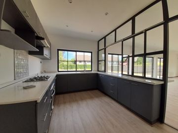 Se vende casa nueva en Sector Los Poetas