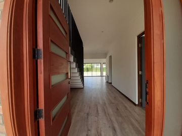 Se vende casa nueva en Sector Los Poetas