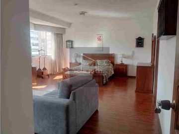 Departamento amplio sobre la Av. González Suárez
