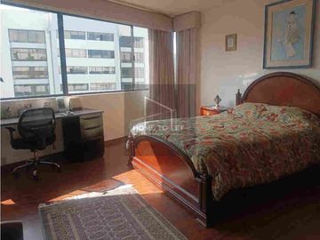 Departamento amplio sobre la Av. González Suárez